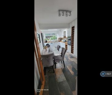 3 bedroom semi-detached house to rent - Photo 5
