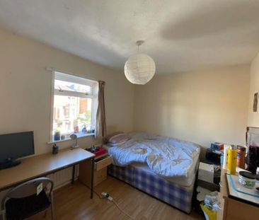 4 bedroom semi-detached house to rent - Photo 2