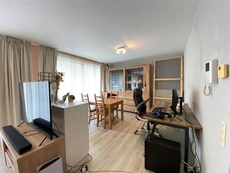 2 slaapkamer-appartement met terras en garage, gelegen in het centrum van Oosteeklo - Photo 5