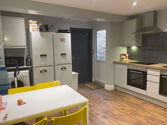 OX Living is proud to present this high-quality 6-bedroom co-living property, perfect for working professionals looking for stylish, stress-free living. Room 1 - Photo 1