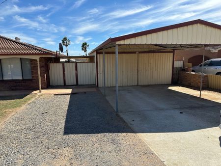 Family home with large shed! - Photo 5