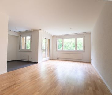 SCHÖNE Wohnung mit grossem Balkon - Photo 6