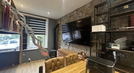 1 bedroom Flat To Let - Photo 3