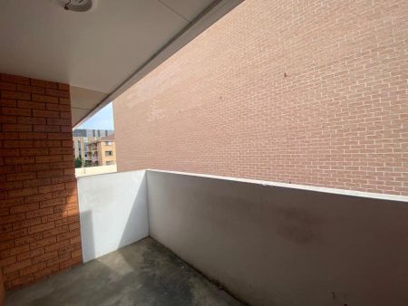 “Renovated 2 Bedroom Unit in Liverpool” - Photo 3