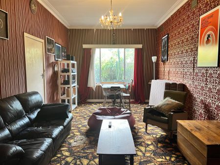 Thornbury - Photo 2