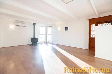 Wonderful Three Bedroom Home - Photo 2