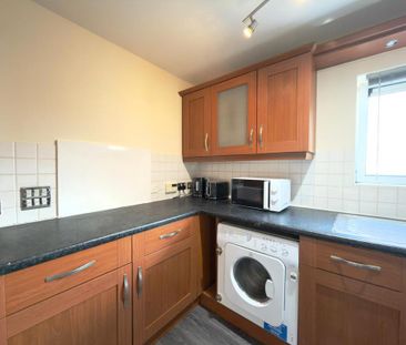 1 bedroom in a flat share to rent - Photo 2