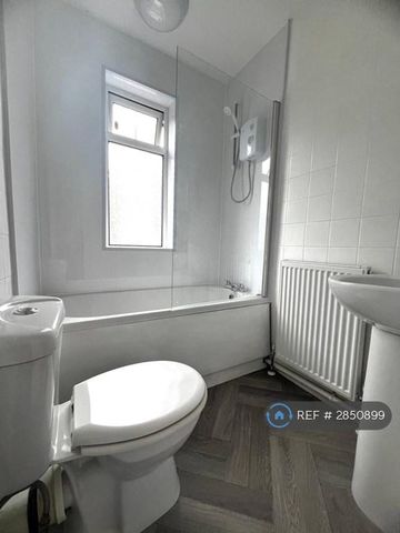 2 bedroom semi-detached house to rent - Photo 5