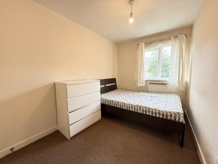 Tullis Gardens, Glasgow, G40 - Photo 2