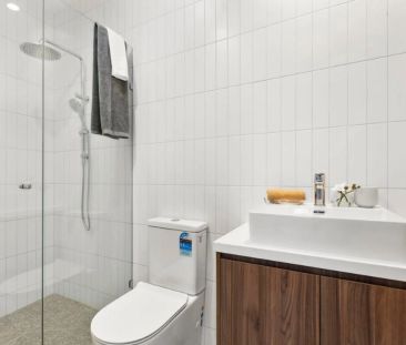 Light Filled and Super Spacious Townhome - Photo 3