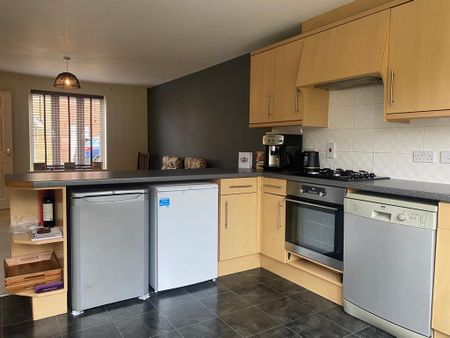 3 bedroom semi-detached house to rent - Photo 5