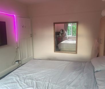 Room in a Shared House, London, N21 - Photo 2