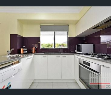 Family Living Done Right in Caversham - Photo 2