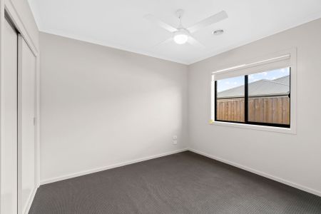 STUNNING HOME IN EMERALD WATERS ESTATE - Photo 5