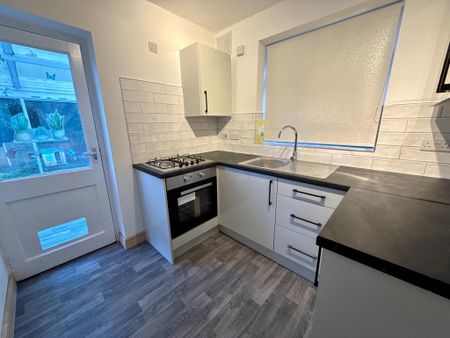 3 bedroom semi-detached house to rent - Photo 3