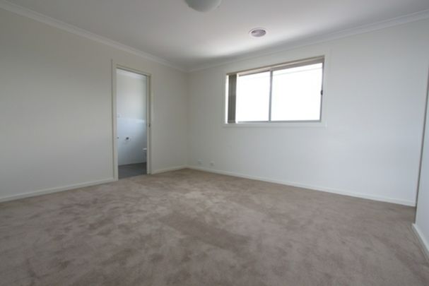 Spacious 3-Bedroom Townhouse with Study. - Photo 1