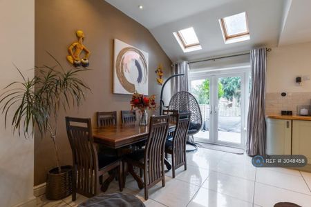 5 bedroom semi-detached house to rent - Photo 5