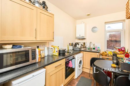 2 bedroom flat to rent - Photo 5