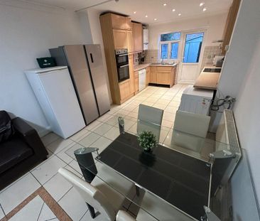 5 bedroom flat share to rent - Photo 2