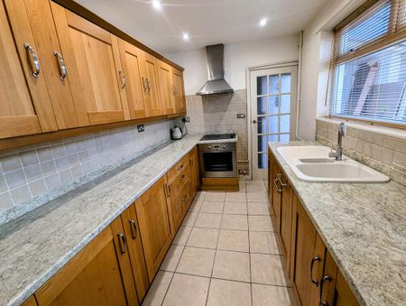 3 bedroom end of terrace house to rent - Photo 2