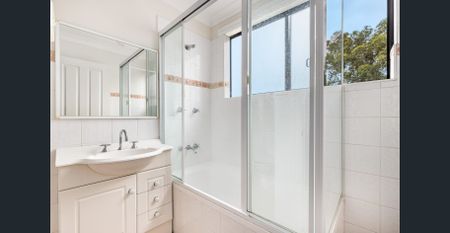 Spacious townhouse in convenient location - Photo 4