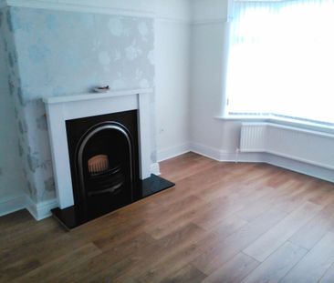 Beautiful 3 bed semi-detached house with large south facing garden ... - Photo 5
