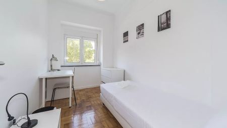 Rooms for rent in 4-bedroom apartment in São Domingos De Benfica - Photo 2