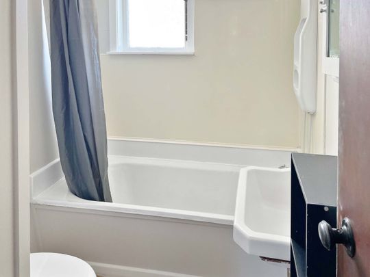 Cosy One-Bedroom Unit in the Heart of Moera - Photo 1