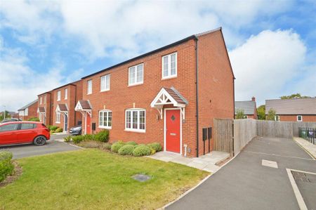 3 bedroom semi-detached house to rent - Photo 3