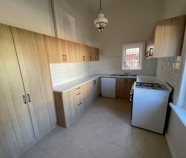 Spacious 3 Bedroom Family Home in Prime Elsternwick Location - Photo 5