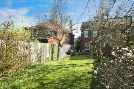 2 bedroom semi-detached house to rent - Photo 4