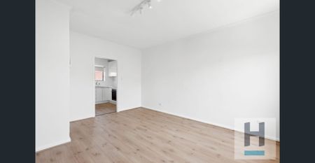 Renovated 2-Bedroom Upstairs Unit in a Small, Quiet Group - Photo 5