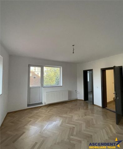 Casa cu 8 camere: clinica, cabinete medicale, centru estetic - Fotografie 5