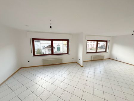 Reinsfeld: Attraktive Maisonette-Wohnung mit zwei Bädern, Balkon, Keller und Garage - Photo 2