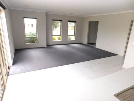 SPACIOUS THREE BEDROOM HOME CLOSE TO ALL AMENITIES - Photo 3