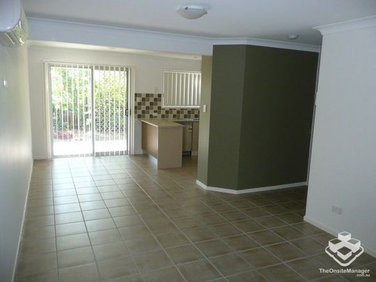 Beautiful townhouse in great location! Available now! - Photo 1