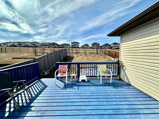 Furnished and Spacious 3 Bedroom Upper Suite in Eagle Ridge with Utilities Included! - Photo 1
