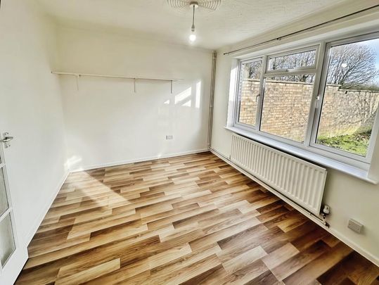 4 bedroom end of terrace house to rent - Photo 1