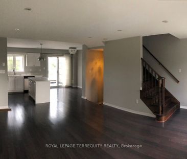 Townhouse For Lease | N8134360 - Photo 4