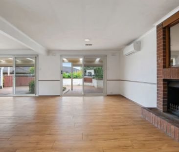 EFFORTLESS ENTERTAINING IN THE LAKES ESTATE - Photo 4