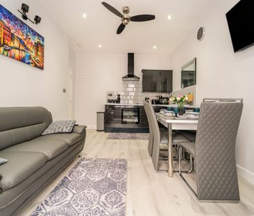 2 Bed Flat, Kimberley Avenue, IG2 - Photo 2