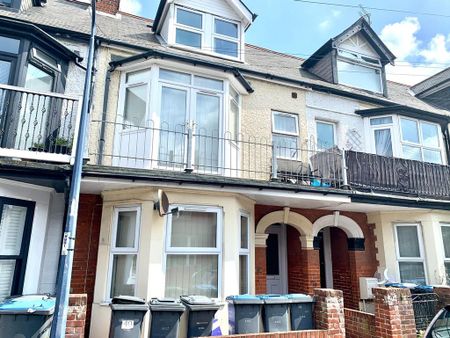 1 bedroom in a house share to rent - Photo 2