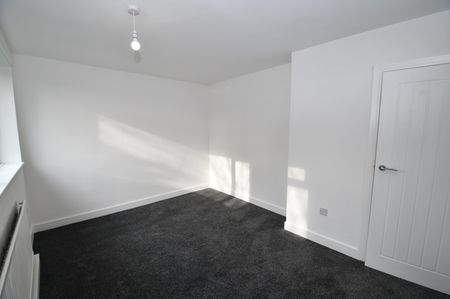 3 Bed Terraced House, Aylesbury Close, M5 - Photo 3