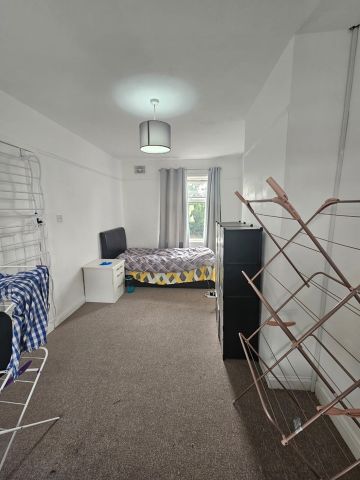 1 Bed Semi-Detached House, Guernsey Avenue, BS4 - Photo 2