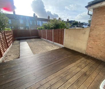 1 Bed Flat, Endsleigh Gardens, IG1 - Photo 2