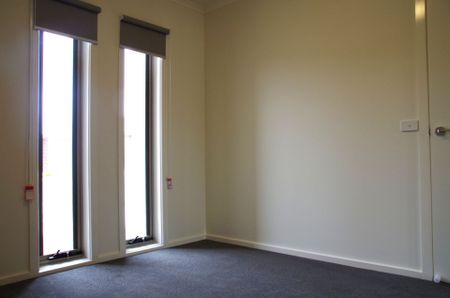 11 Ewart Cl, Lucas VIC 3350 - Photo 2