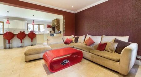 5 bedroom detached house to rent - Photo 4