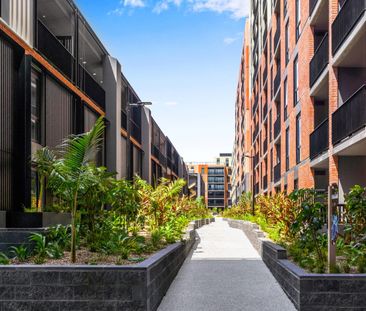 Modern Split-Level Townhouse with Courtyard in Prahran - Photo 5