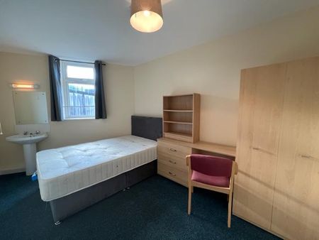 1 bedroom in a flat share to rent - Photo 4