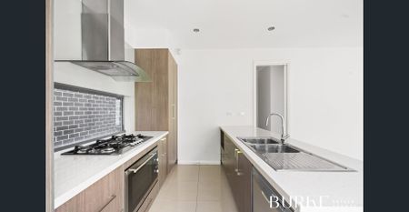 Spacious 4 Bedroom Corner Home with Courtyard - Photo 3